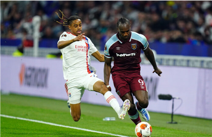 West Ham United's Michail Antonio (R)