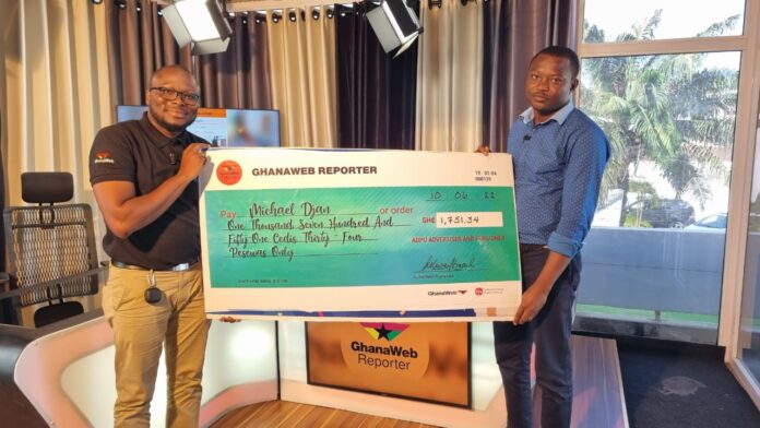 AfricaWeb Editor-in-Chief Ismail Akwei presents cheque to French tutor Michael Djan
