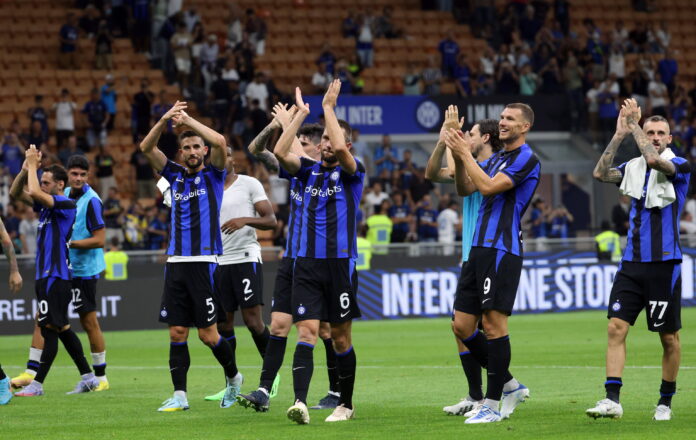 Inter Milans players jubilate after winning the Italian serie A soccer match between FC Inter and Spezia at Giuseppe Meazza stadium in Milan, Italy, 20 August 2022. EPA/MATTEO BAZZI