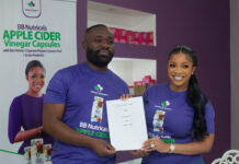 Serwaa Amihere is Drews Pharmacy’s new Brand Ambassador as she unveils BB Nutricals Apple Cider Vinegar capsules Andrew Kojo Kyere, Managing Director of Drews Pharmacy, left with Serwaa Amihere, right, with the agreement signed