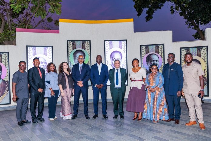 1003672487 The IFC Managing Director, Makhtar Diop, and other IFC officials in a group photo at the Kwame Nkrumah Memorial Park