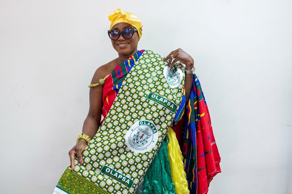 HRM Nana Dansoa Amamaah, the Asamankese Kyidom Hemaa displaying the Anniversary Cloth during the launch
